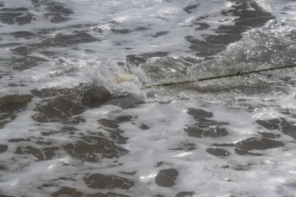 Fekete-tenger. Nyári vihar. Hullámok átfedve a homokos strandon. — Stock Fotó