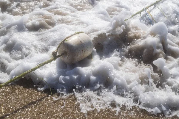 Mer Noire. Tempête estivale. Vagues clapotant sur la plage de sable . — Photo