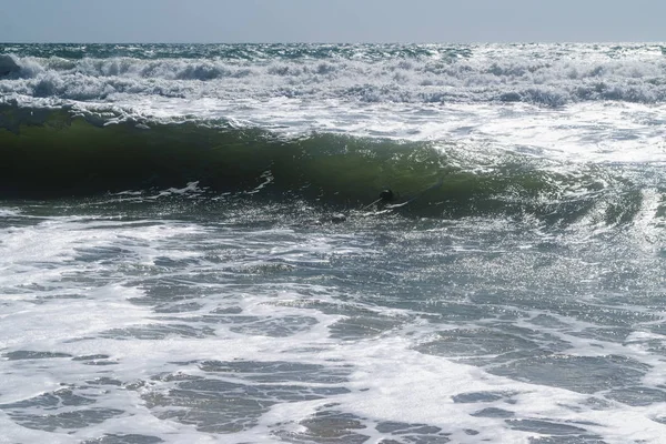 Черное море. Летняя буря. Волны кружатся на песчаном пляже . — стоковое фото