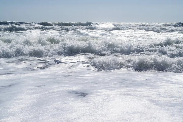 Fekete-tenger. Nyári vihar. Hullámok átfedve a homokos strandon. — Stock Fotó