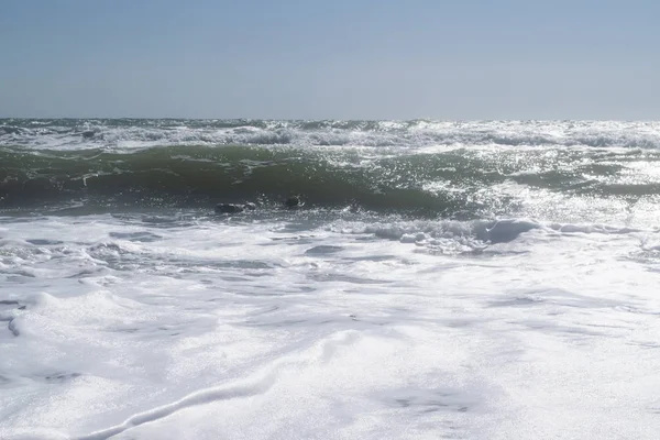 Mar Nero. Tempesta estiva. Onde che lambiscono la spiaggia sabbiosa . — Foto Stock