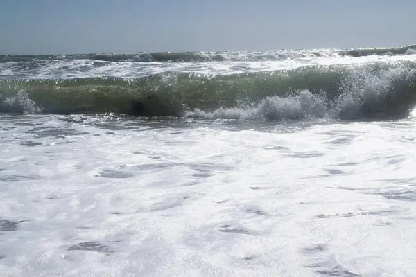 Mar Nero. Tempesta estiva. Onde che lambiscono la spiaggia sabbiosa . — Foto Stock