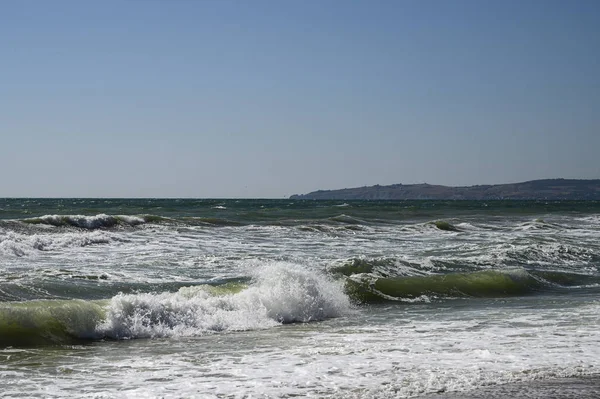 Karadeniz. Yaz fırtınası. Kumlu plajda dalgalar lapping. — Stok fotoğraf
