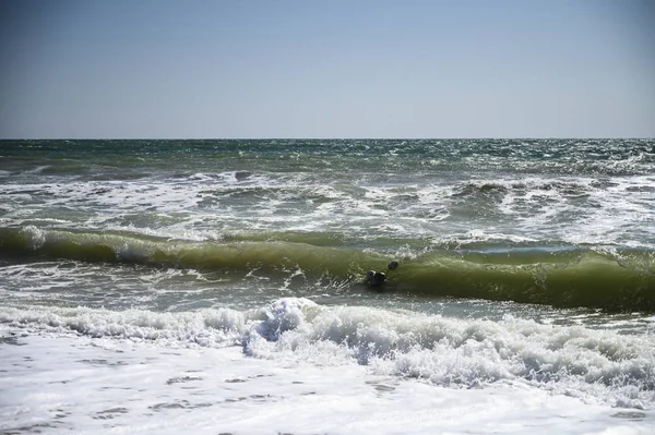 Mar Nero. Tempesta estiva. Onde che lambiscono la spiaggia sabbiosa . — Foto Stock