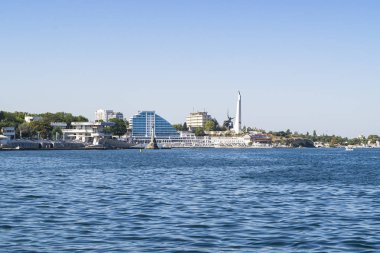 Sivastopol, Kırım, Rusya-12 Eylül 2019 Sivastopol Körfezi, denizden şehir manzarası.