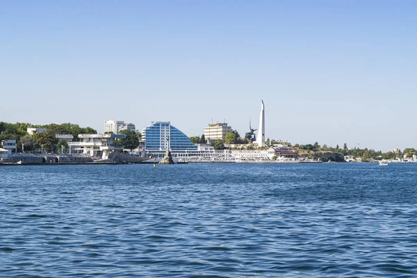 Sebastopol, Crimea, Rusia-12 de septiembre de 2019 Bahía de Sebastopol, vista a la ciudad desde el mar . — Foto de Stock