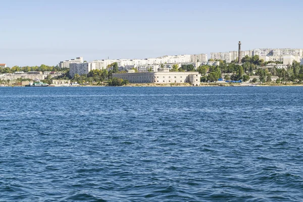 Севастополь, Крым, Россия-12 сентября 2019 года Севастопольский залив, вид на город с моря . — стоковое фото