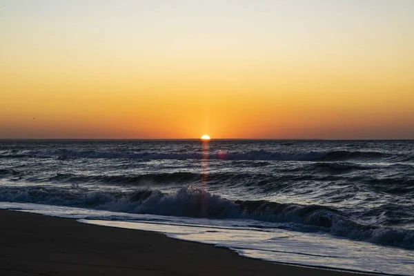 Восход солнца над Черным морем, волны на песчаном пляже . — стоковое фото