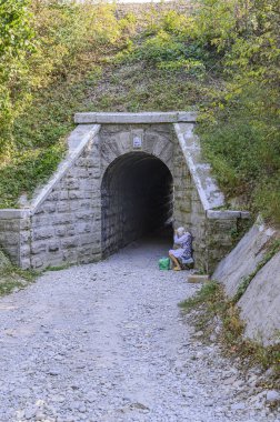 Gorny yerleşimi, Krasnodar Krai, Rusya - 15 Eylül 2019: Theodosius Kafkasya 'nın çöl, tapınak ve pınarı. Tapınağa giden yol..