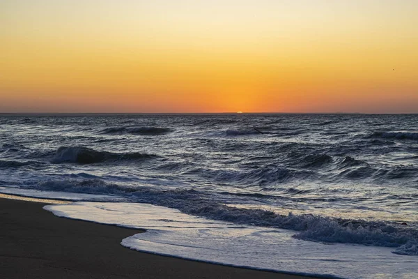 Восход солнца над Черным морем, волны на песчаном пляже . — стоковое фото