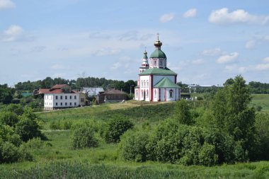 Güneşli bir günde eski güzel kilise. Suzdal, Rusya.