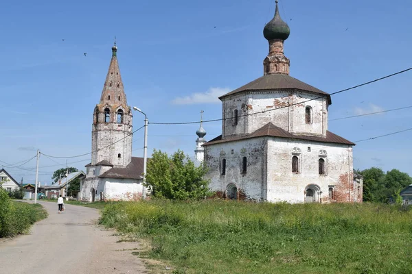 Güneşli bir günde eski güzel kilise. Suzdal, Rusya. — Stok fotoğraf