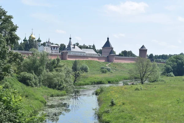 Güneşli bir günde Kremlin manzarası. Suzdal, Rusya. — Stok fotoğraf