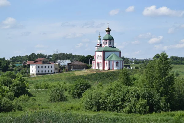 Krásný starý kostel za slunečného dne. Suzdal, Rusko. — Stock fotografie