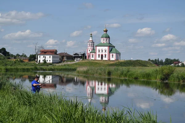 晴れた日に美しい古い教会。ロシアのスズダル. — ストック写真