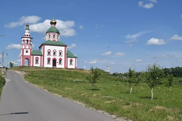 Güneşli bir günde eski güzel kilise. Suzdal, Rusya. — Stok fotoğraf