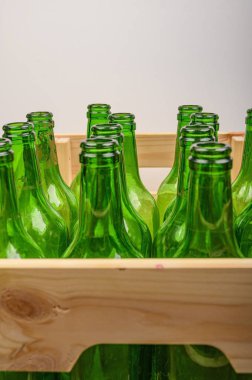 Masadaki tahta kutuda boş şarap şişeleri. Ev yapımı şarap.