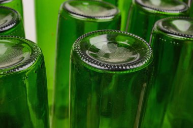 Masadaki plastik kurutucuda boş şarap şişeleri. Kapat..