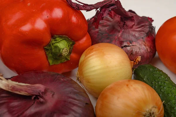 Tomaat, komkommer, paprika en ui op witte achtergrond. Gezond dieet. Fitness dieet. — Stockfoto