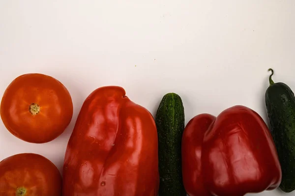 Tomaat, komkommer en paprika op witte achtergrond. Gezond dieet. Fitness dieet. Kopieerruimte. — Stockfoto