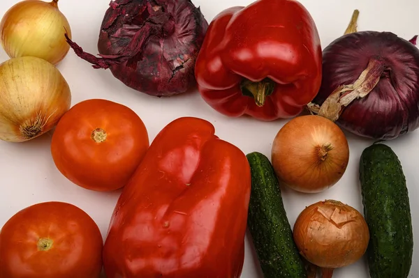 Tomaat, komkommer, paprika en ui op witte achtergrond. Gezond dieet. Fitness dieet. — Stockfoto