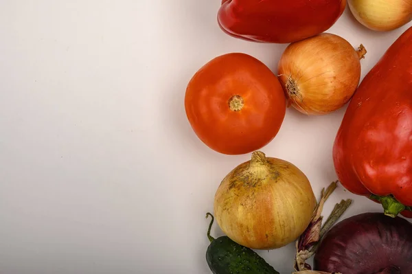 Tomate, pepino, pimentão doce e cebola no fundo branco. Dieta saudável. Dieta de fitness. Espaço de cópia . — Fotografia de Stock