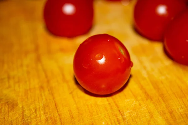 Små Röda Körsbärstomater Träskiva Närbild — Stockfoto
