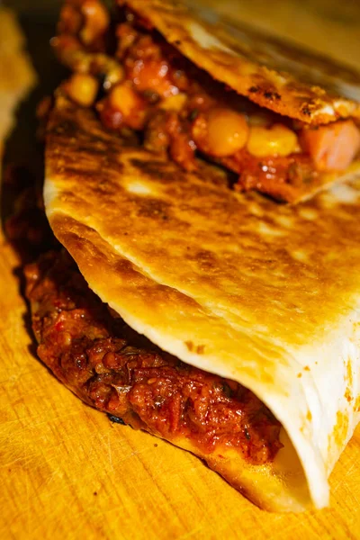 Quesadilla Κιμά Λουκάνικο Κόκκινα Φασόλια Γλυκό Καλαμπόκι Κρεμμύδι Και Σάλτσα — Φωτογραφία Αρχείου