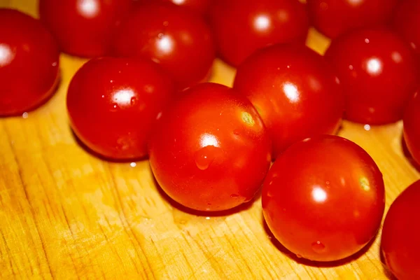 Pequenos Tomates Cereja Vermelhos Uma Tábua Madeira Fechar — Fotografia de Stock