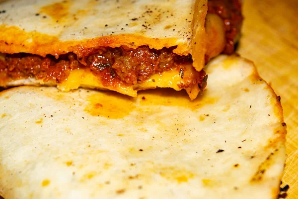 Quesadilla Κιμά Λουκάνικο Κόκκινα Φασόλια Γλυκό Καλαμπόκι Κρεμμύδι Και Σάλτσα — Φωτογραφία Αρχείου