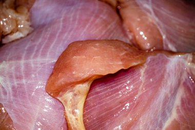 Hindi eti parçalara ayrıldı. Yakın çekim, yüzey dokusu