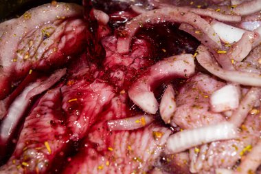 Hindi eti parçalara ayrıldı ve soğan ve baharatla birlikte kırmızı şarapla marine edildi. Yakın çekim, yüzey dokusu