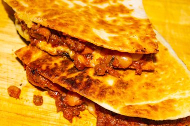 Biftek, sosis, kırmızı fasulye, mısır, soğan ve domates soslu Quesadilla. Geleneksel bir Meksika yemeği. Kapat.