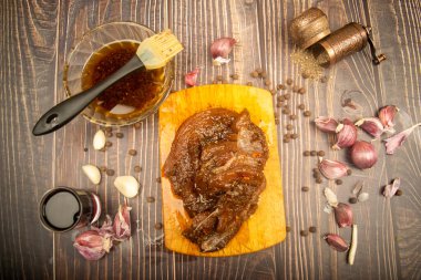 Kesme tahtasında marine edilmiş et, sarımsak, baharat, baharat. Kapat.