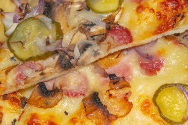 Pizza dilimlerine yakın çekim. Geleneksel bir İtalyan yemeği.