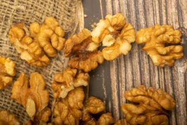 Ahşap masaya saçılmış cevizler. Sağlıklı beslenme. Fitness diyeti. Kapat..