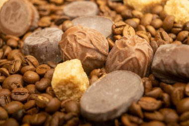 Çikolata, kahve çekirdekleri ve kamış şekeri parçaları. Kapatın. Yüzey dokusu.