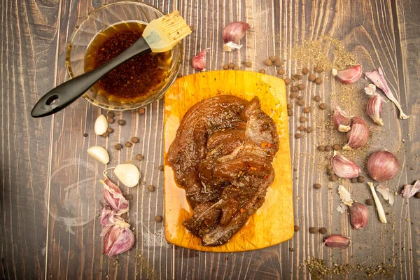 Carne Marinada Tabla Cortar Ajo Pimienta Jamaica Las Especias Cerca — Foto de Stock