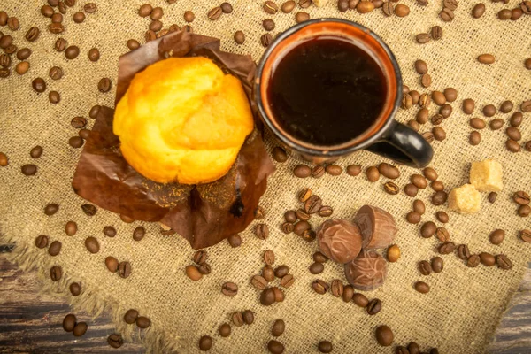 Frischer Cupcake Kaffeebecher Und Kaffeebohnen Auf Einem Selbstgesponnenen Stoff Mit — Stockfoto