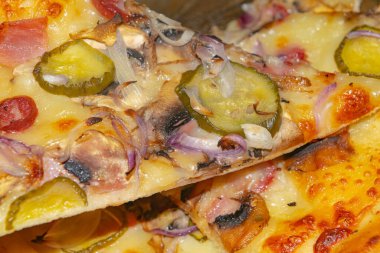 Pizza dilimlerine yakın çekim. Geleneksel bir İtalyan yemeği.