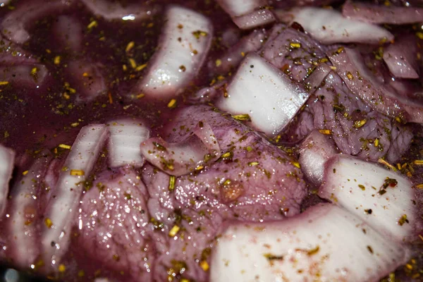 Mięso Indyka Pokrojone Kawałki Marynowane Czerwonym Winie Cebulą Przyprawami Zbliżenie — Zdjęcie stockowe