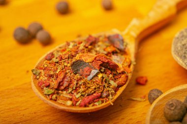 Ahşap bir arka planda tahta kaşıkta farklı baharatlar. Kapat.