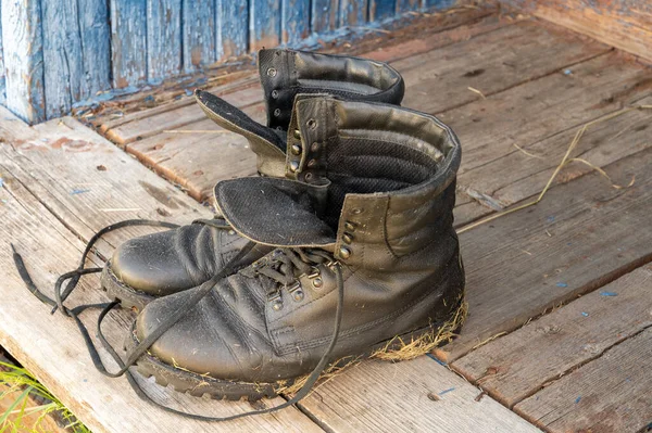 老皮革远足靴在村屋门廊上 夏天是旅行的时间 靠近点 — 图库照片