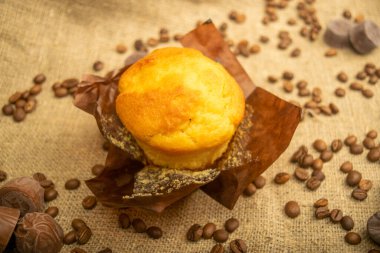 Taze kek, kahve çekirdekleri ve ev yapımı kabataslak kumaşlı çikolata. Kapat.