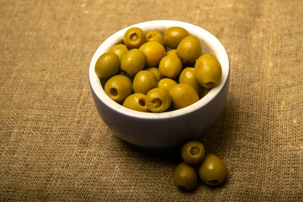 Green Olives Ceramic Bowl Background Coarse Textured Burlap Close — Stock Photo, Image