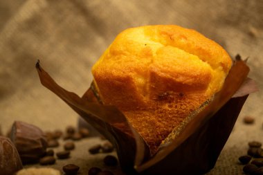 Taze kek, kahve çekirdekleri ve ev yapımı kabataslak kumaşlı çikolata. Kapat.