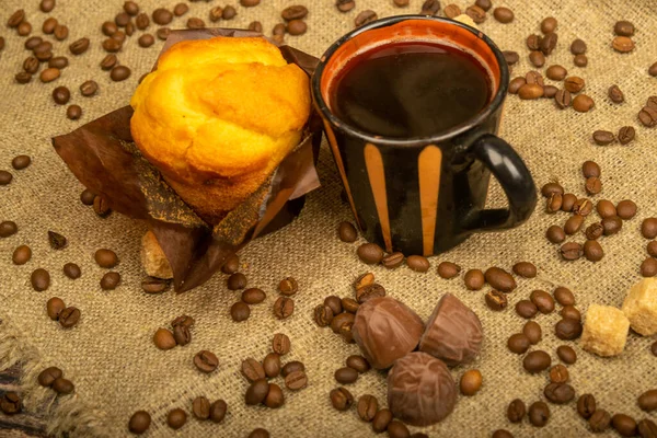 Frischer Cupcake Kaffeebecher Und Kaffeebohnen Auf Einem Selbstgesponnenen Stoff Mit — Stockfoto