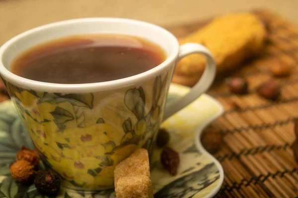 Eine Tasse Tee Getrocknete Hagebuttenfrüchte Stücke Braunen Rohrzuckers Und Kekse — Stockfoto