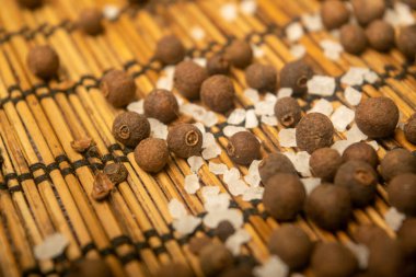 Karabiber kokulu ve sazlık bir Mat 'in üzerinde deniz tuzu. Kapat.