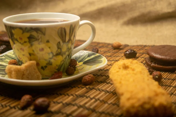 Een Kopje Thee Gedroogd Rozenbottelfruit Stukjes Bruine Rietsuiker Koekjes Een — Stockfoto